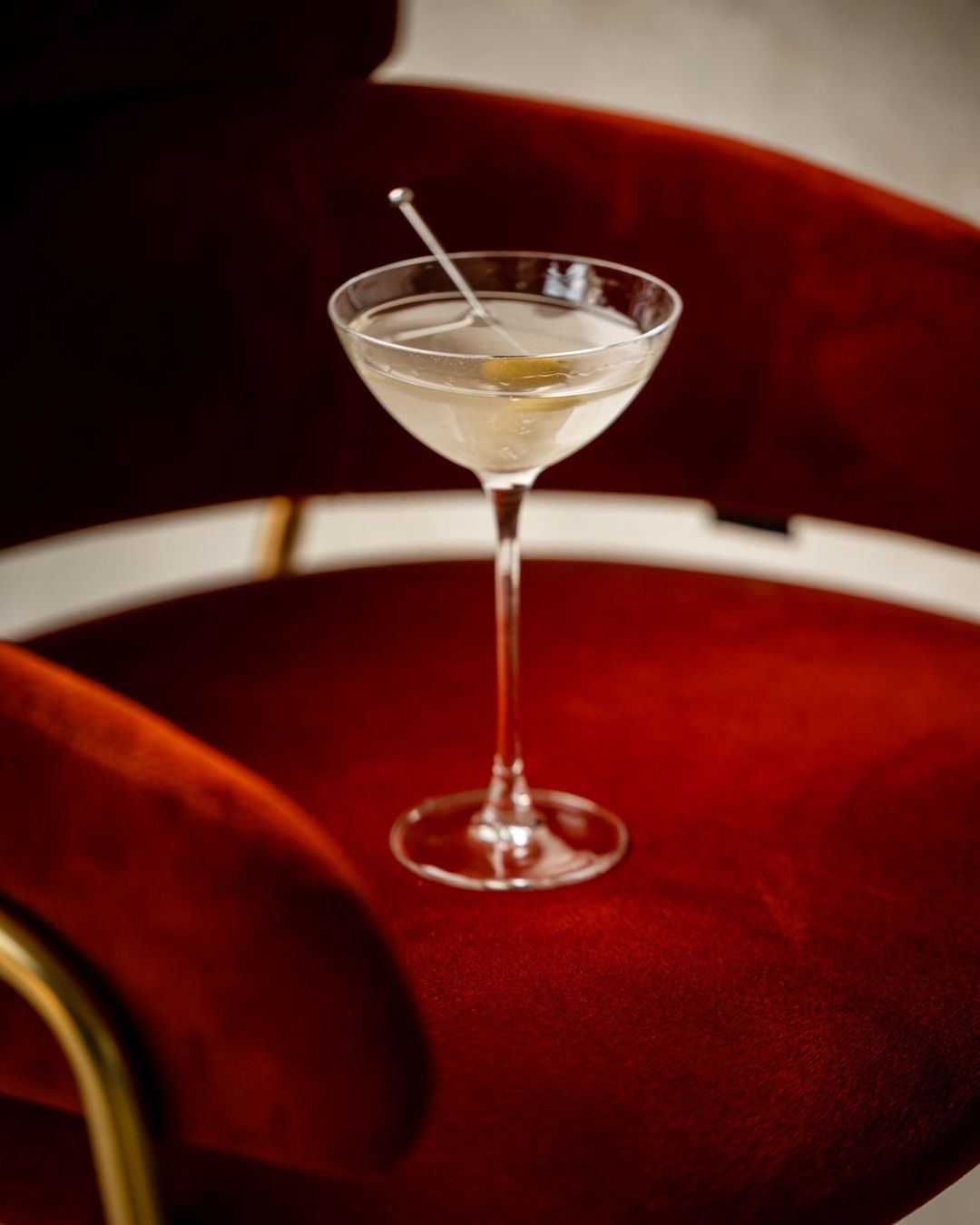 Cocktailglas auf roter Sitzbank